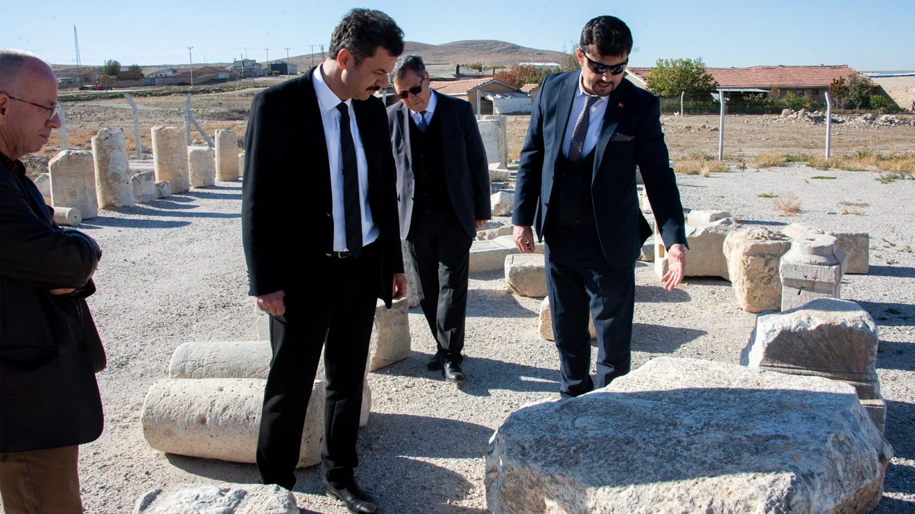 Rektör Yılmaz, Savatra Antik Kent kazı alanında incelemelerde bulundu